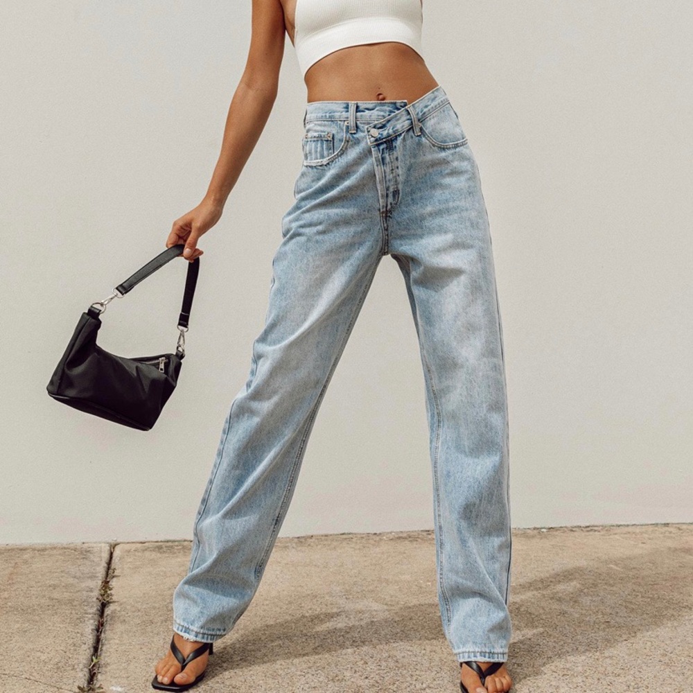 HOLLY ASYMMETRIC STRAIGHT LEG JEAN LIGHT